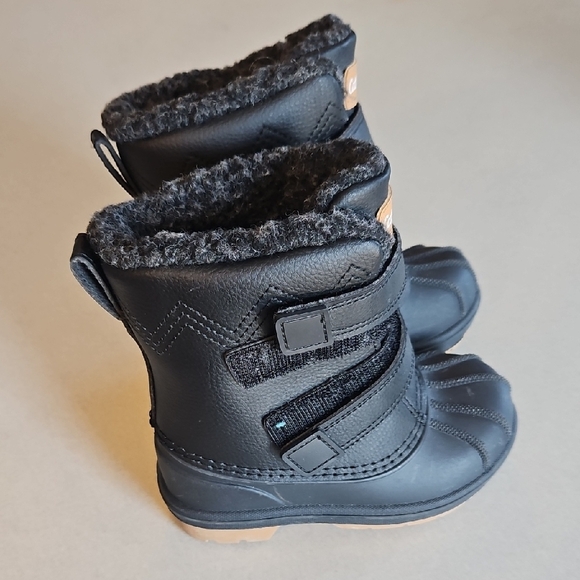 Cat & Jack Black Snowboots - Picture 1 of 11